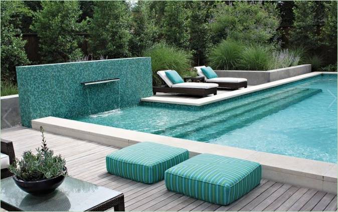 Una lussureggiante piscina in giardino