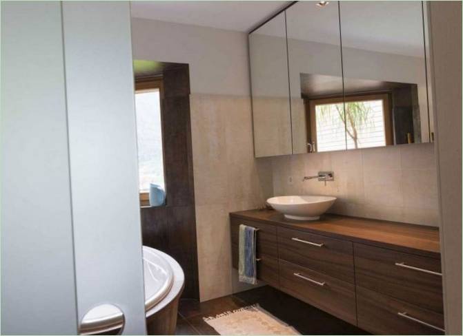 Progettazione degli interni di un bagno in una casa di campagna a Varna