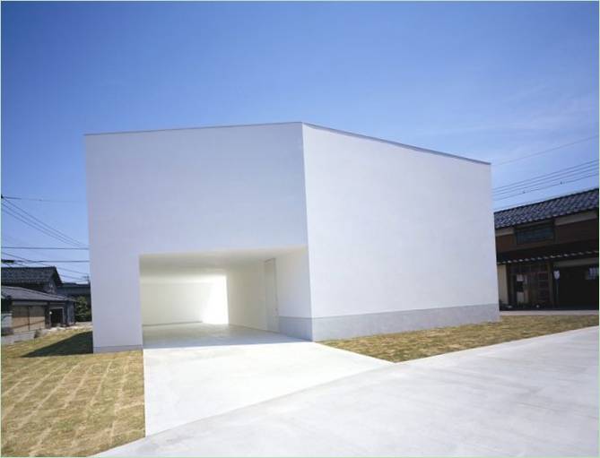Moderna casa-grotta bianca in Giappone