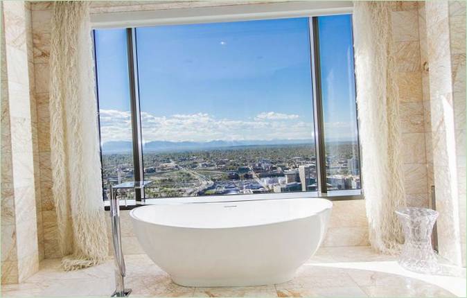 Interno del bagno con finestra panoramica