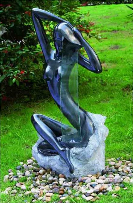 Una fontana in giardino