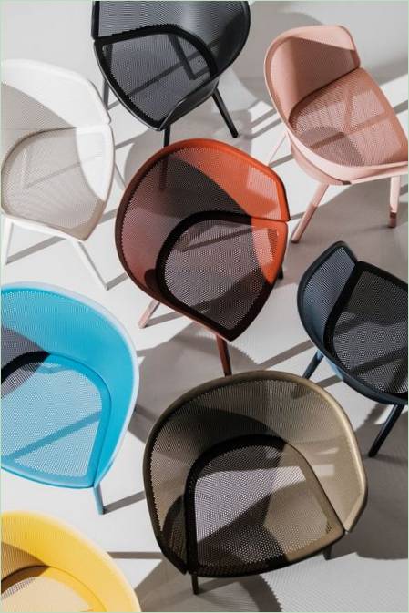 Sedie di diversi colori in plastica con schienale in rete Sedie di diversi colori con schienale in rete