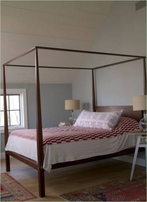 Letto con schienale alto in una camera da letto