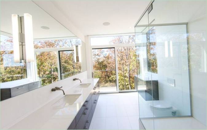 Il bagno della casa di Gatineau Hills in Canada