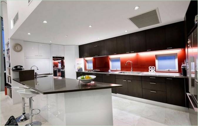 Cucina di lusso con isola in una casa di Perth