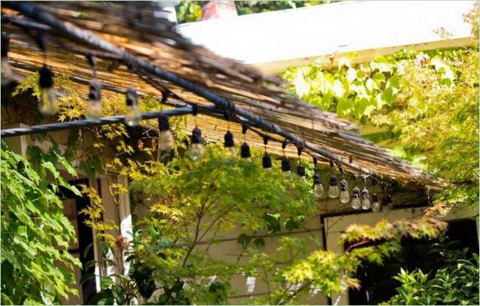 Decorare una pergola con le lampadine
