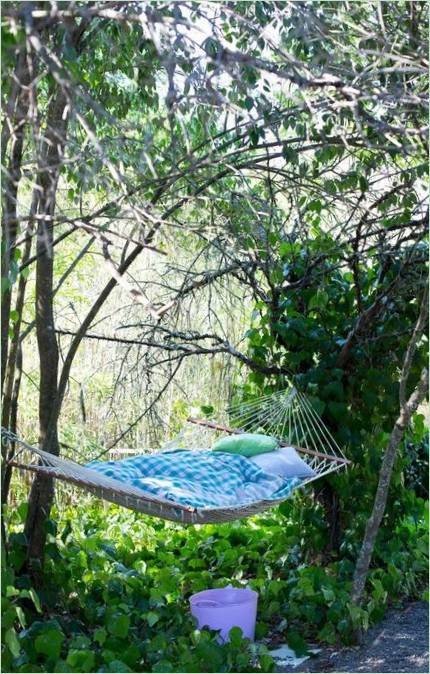 Un'accogliente amaca nel design del paesaggio