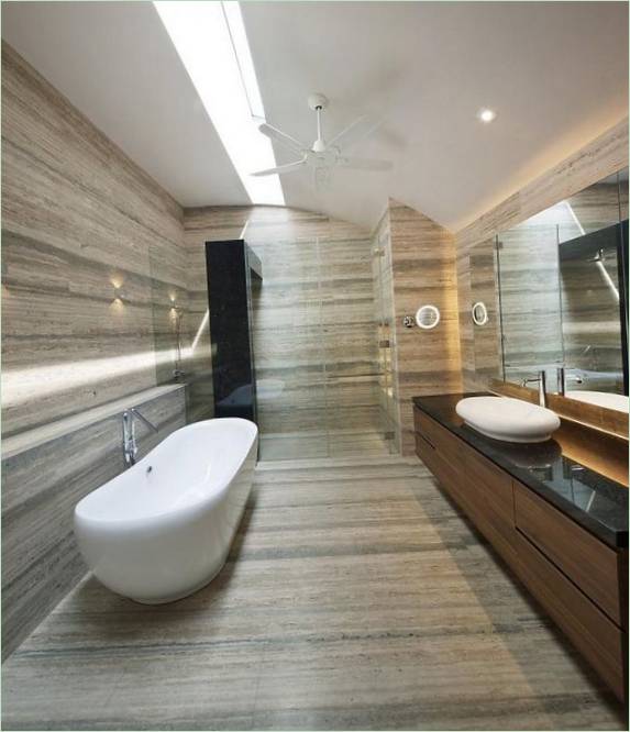 Dettagli d'arredo del bagno: doccia trasparente