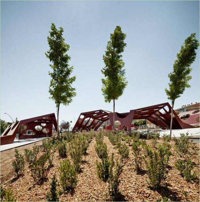 Piccoli cespugli e grandi alberi in un parco di sculture