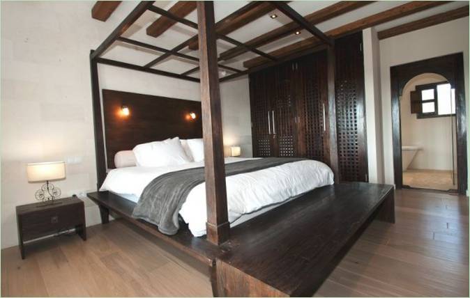 Arredamento della camera da letto in bianco e marrone