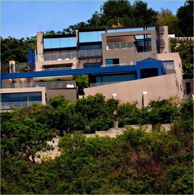 L'esterno della residenza della Casa Tat