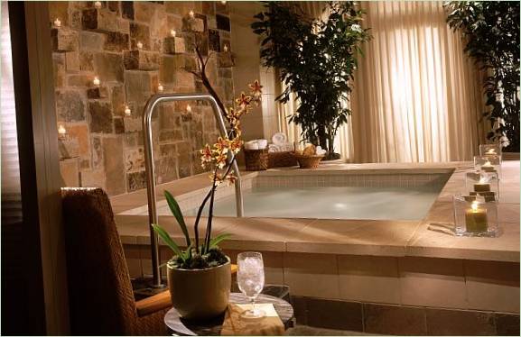 Candele e orchidee in una spa