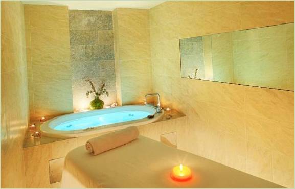 Tavolo da massaggio in una piccola spa