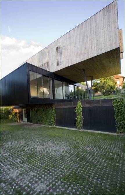 Una casa a sbalzo su un terreno piccolo