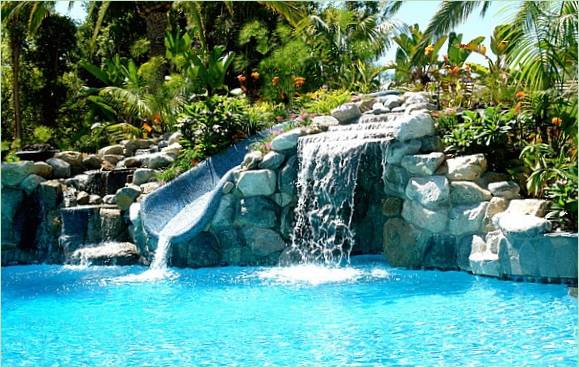Piscina con cascata in giardino - foto 32