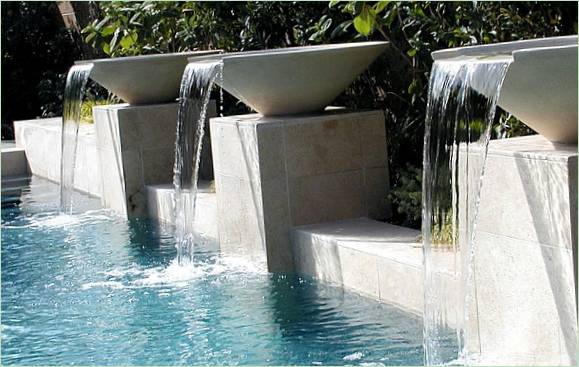 Piscina con cascata in giardino - foto 34