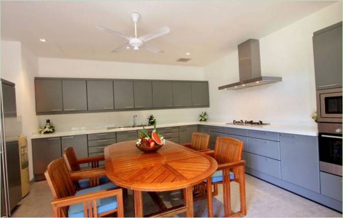 Interni moderni nella cucina di Villa Rak Tawan