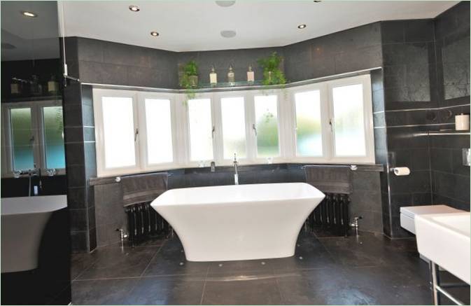 Un bellissimo progetto di bagno a White Friars nel Regno Unito
