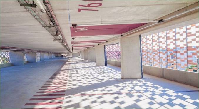 Rivestimenti architettonici: ombre di trafori nel parcheggio