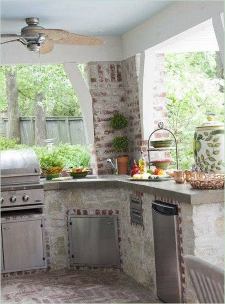 Progettare una luminosa cucina estiva con ventilatore a soffitto e decorazioni di fiori freschi Progettare una luminosa cucina estiva con ventilatore a soffitto e decorazioni di fiori freschi