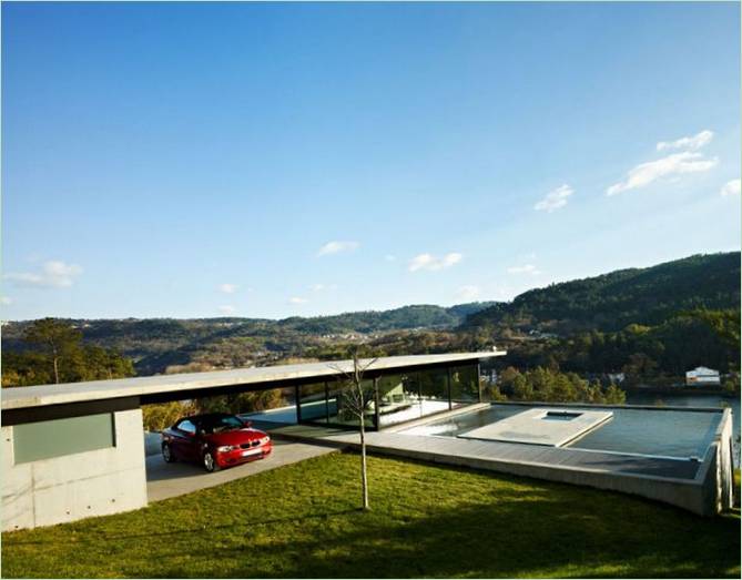 Auto rossa in un garage aperto