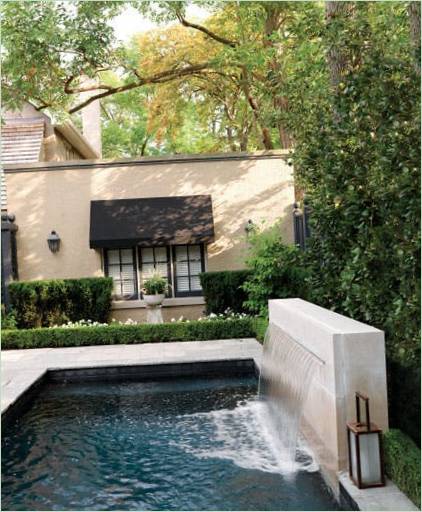 Una piscina piccola e scura, piastrellata, per la vostra casa in giardino Una piccola piscina scura per la casa nel cortile posteriore