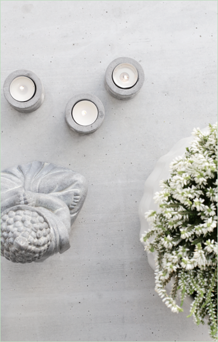 Patio design: candelieri in cemento grigio