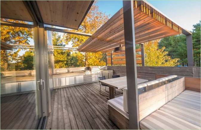 Progetto della casa della piscina: la terrazza dispone anche di un'area pranzo e di un'area giochi