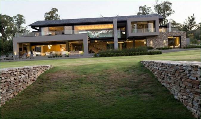 La pietra naturale viene utilizzata nella progettazione della casa in cemento e nel paesaggio