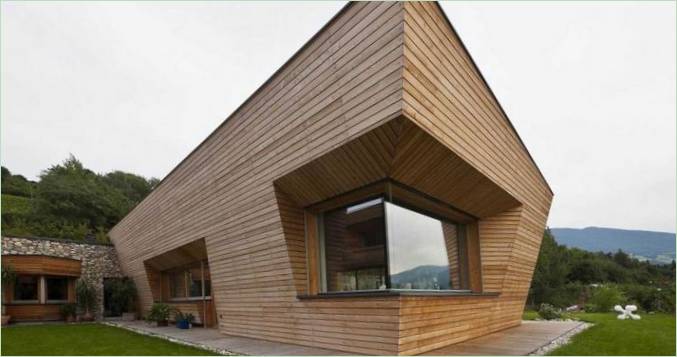 Facciata in legno di una casa di campagna a Varna