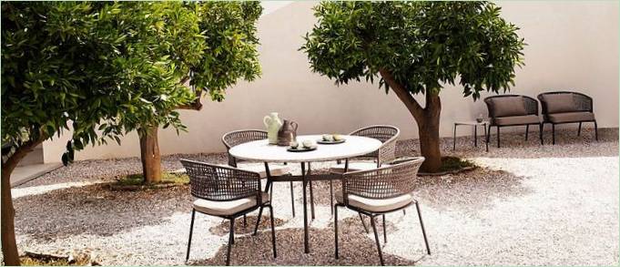 L'esempio perfetto di mobili da giardino di design con protezione dalla pioggia L'esempio perfetto di mobili da giardino di design con protezione dalla pioggia