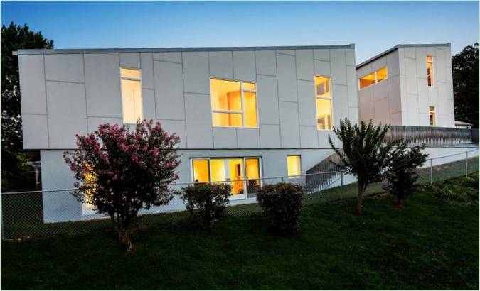 Una casa con una pendenza di 10°, circondata da una vegetazione lussureggiante
