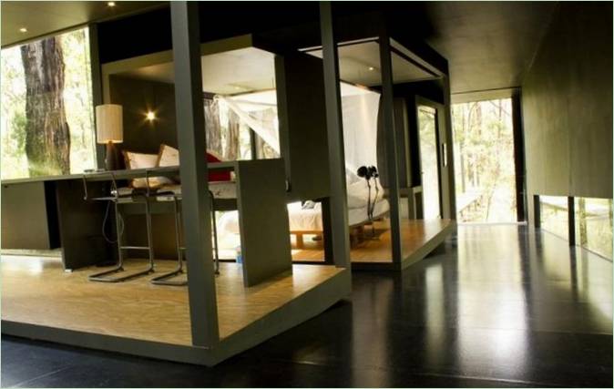 Notevole design della cabina Red Hill nel bosco