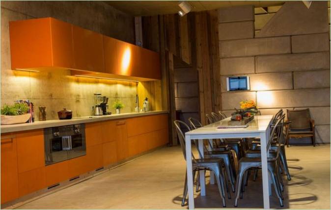 Interno di una cucina con zona pranzo
