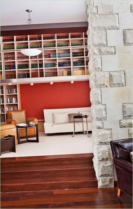 Una lussuosa biblioteca in una casa di Ruben Dishdishyan