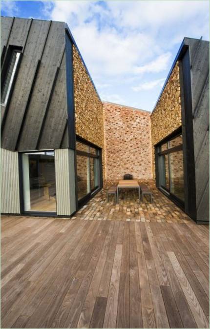 Casa in mattoni e legno di Snøhetta: una facciata in legno unica nel suo genere