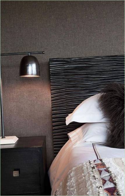 Arredamento della camera da letto in colori scuri