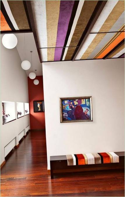 Un soffitto unico nel soggiorno di Ruben Dishdishyan