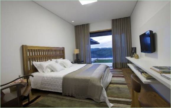 Design degli interni per una camera da letto con grandi finestre