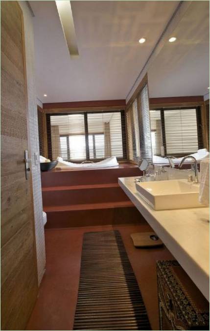 Design degli interni del bagno nei toni del bordeaux