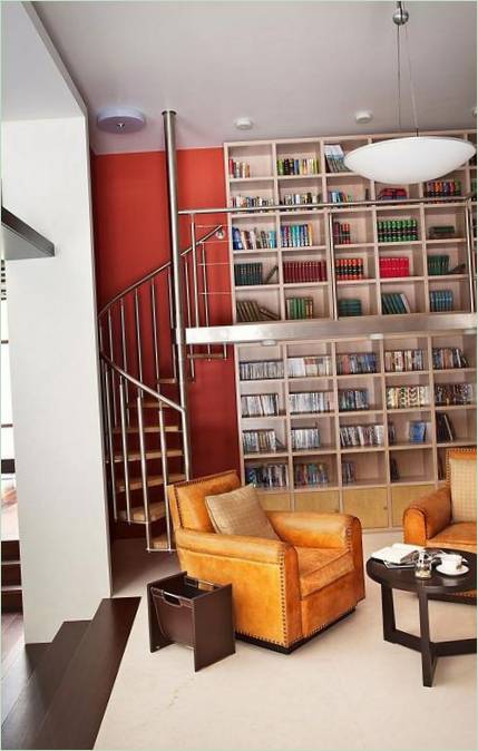 La scala in acciaio che conduce al secondo livello della biblioteca Ruben Dishdishyan