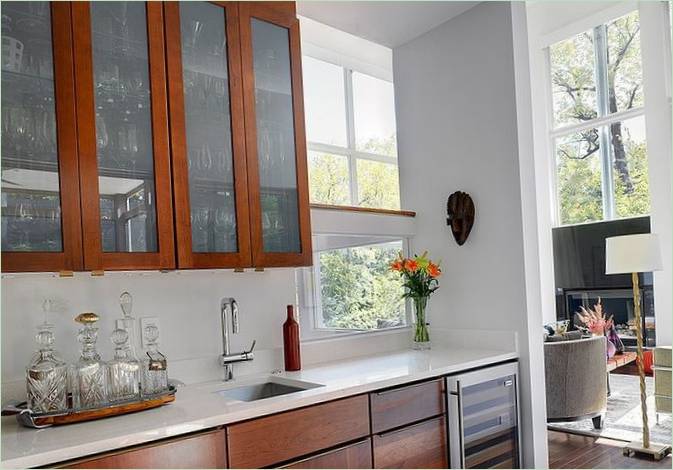 Una credenza in legno in cucina