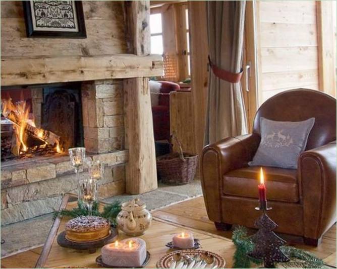Zona pranzo in stile chalet accanto al camino