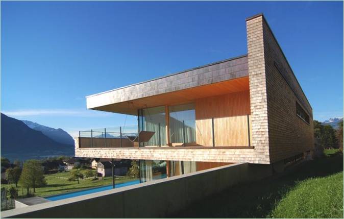 La facciata di una villa in collina
