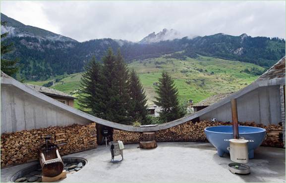 Vista sui prati alpini dalla casa ovale sotterranea in Svizzera