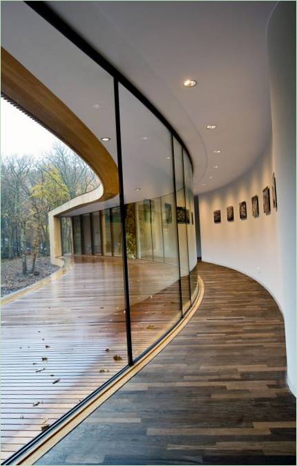L'atrio di vetro di una villa nella foresta olandese