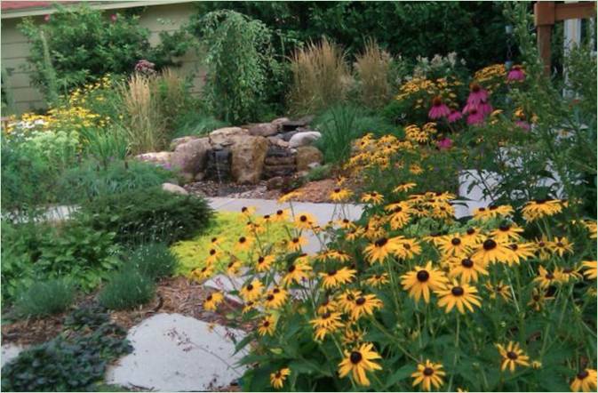 Paesaggio economico: fiori e verde semplici Paesaggio economico: fiori e verde semplici