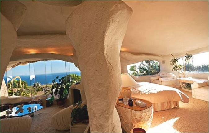 Gli splendidi interni della casa-grotta dei Flintstones a Malibu