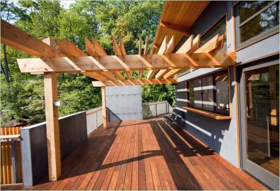 Terrazza in legno con vista sulla foresta