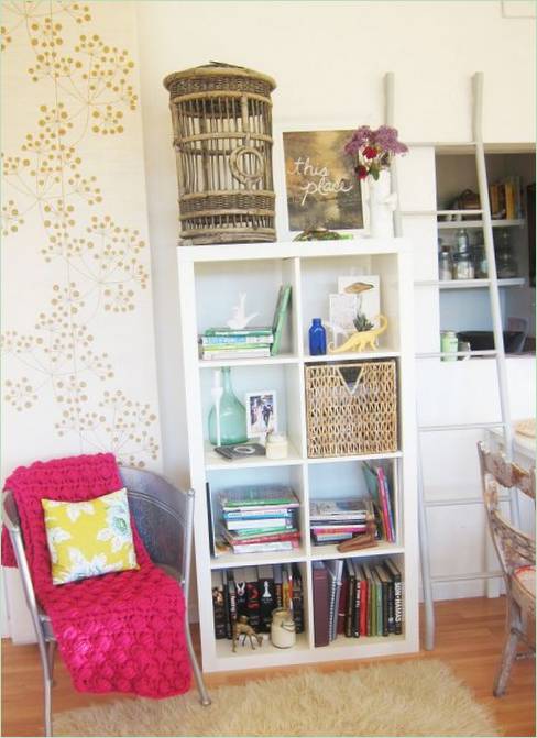 Un ripiano per libri e oggetti decorativi